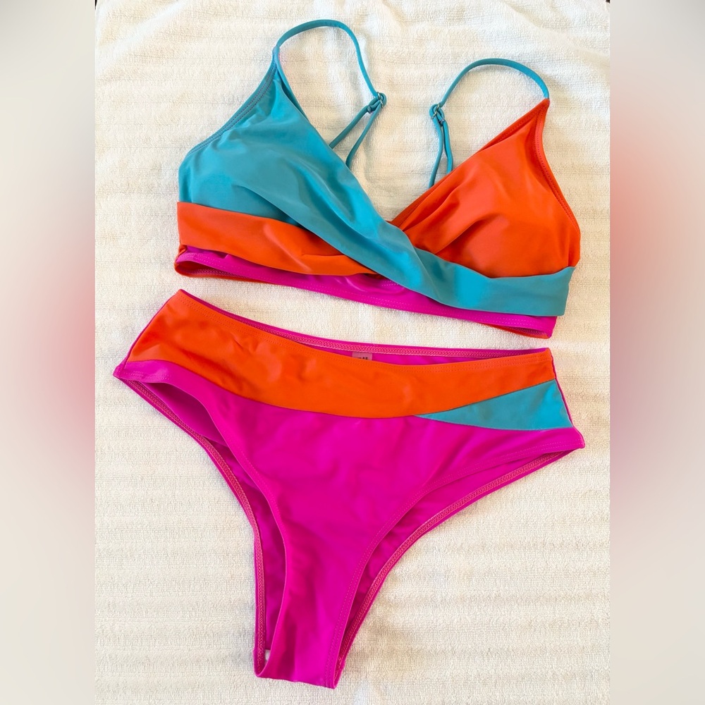 ☀️ EUC Tri-Colour Crossover 2 Pc Bikini Set, Size L